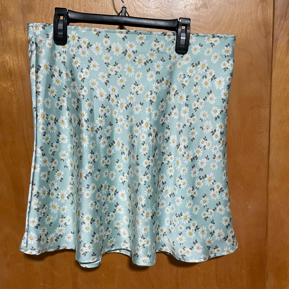 Women’s No Boundaries Skirt with Daisy print Size M